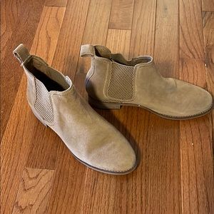 Tom’s tan boot